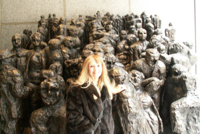 The Crowd, a sculpture.  Photo by Dick Wright