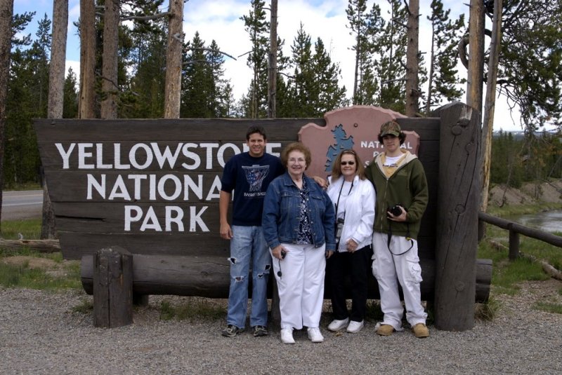 Family arrived at Yellowstone _DSC0191_2.jpg