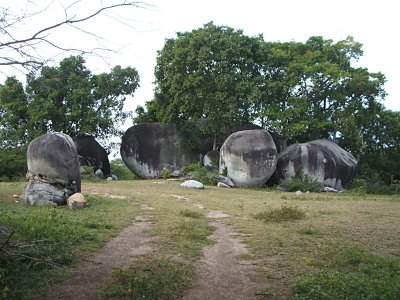 massive boulders, Puerto Ferro