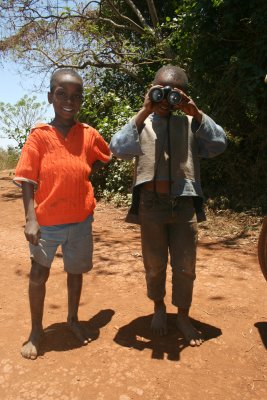 kids and binoculars