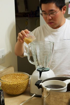 11-21-06 : Making soybean drink