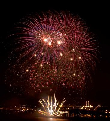 CRW_00380B.jpg Fireworks competition, Plymouth Sound - © A. Santillo 2003