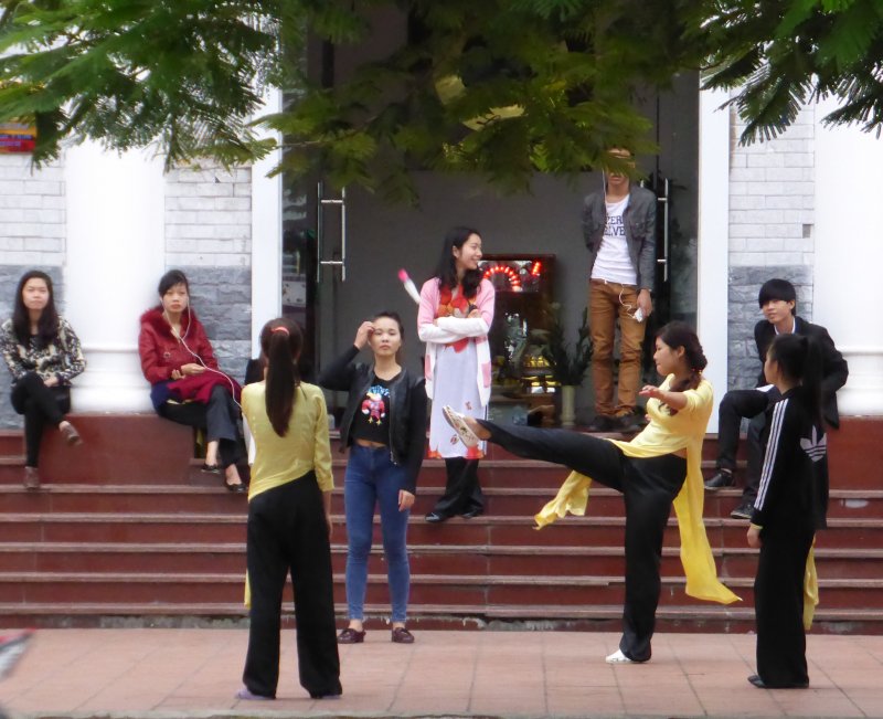 Kick shuttlecock