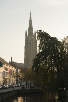 Onze Lieve Vrouwe Kerk vanaf het Dijver Kanaal