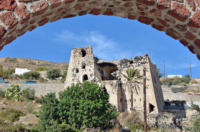 03_A castle ruin in Emporio.jpg