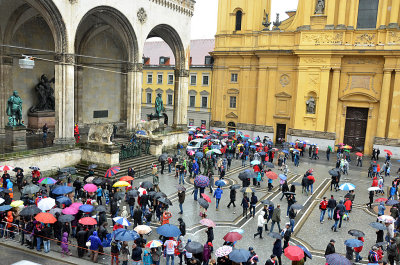 11_Walking to Marienplatz for the ceremony.jpg