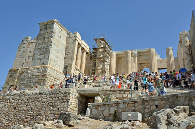 17_Crowds entering the Propylaea.jpg