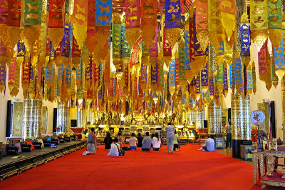 28_A colourful worship.jpg