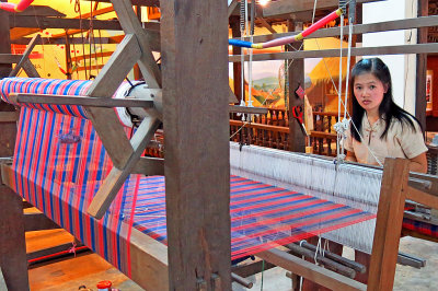 18_Weaving Thai silk.jpg