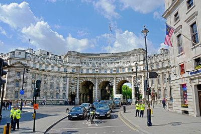 31_Admiralty Arch seen from the bus.jpg