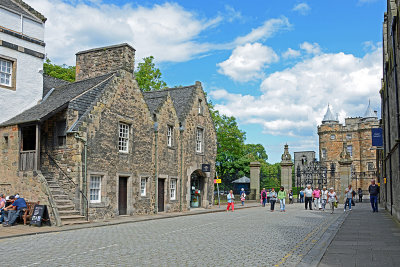 56_Approaching the Holyrood Palace.jpg
