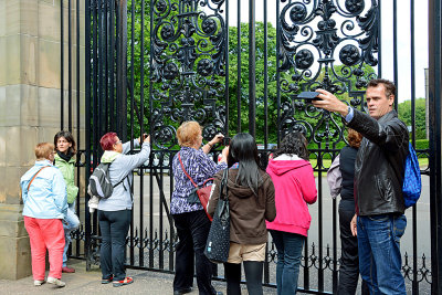 59_Photographing through the bars.jpg