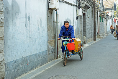 66_Local traffic in a hutong.jpg