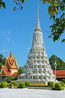 34_Stupa of King Norodom Suramarit.jpg