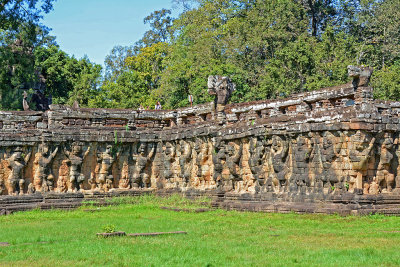 11_Bas-relief in the terrace.jpg