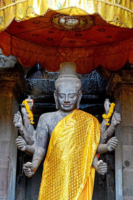 31_Statue of Hindu God Vishnu at the entrance.jpg