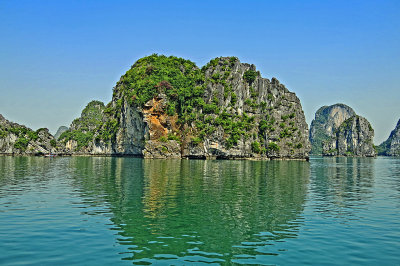 Halong Bay_10_Find a man's profile on the.jpg