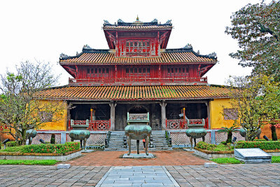23_Hien Lam Pavilion and the Dynastic Urns.jpg