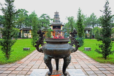08_The urn lined up with the gate and the tower.jpg