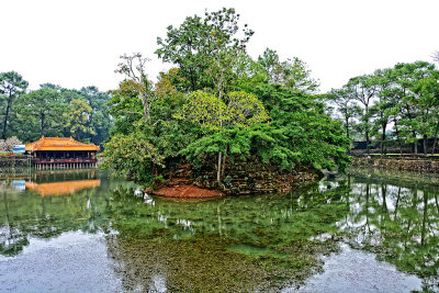 21_Luu Khiem Lake by the Tomb.jpg