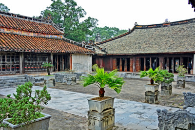 27_The courtyard connected to 3 main halls.jpg