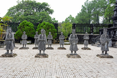 34_Statues include bodyguards.jpg