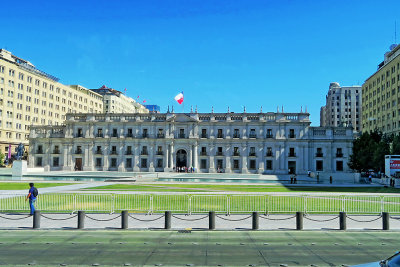 01_La Moneda Palace seen from the bus.jpg