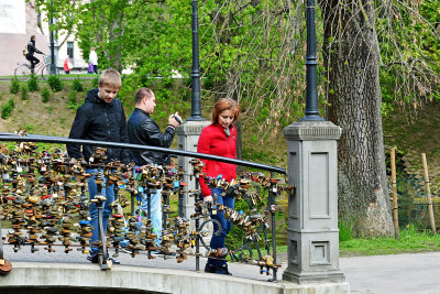 40_Tourists viewing the love locks.jpg