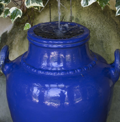 Blue jug fountain det reflection
