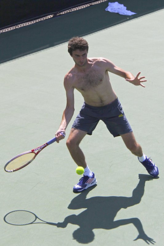 Simon (France) and his shadow on the practice court.jpg