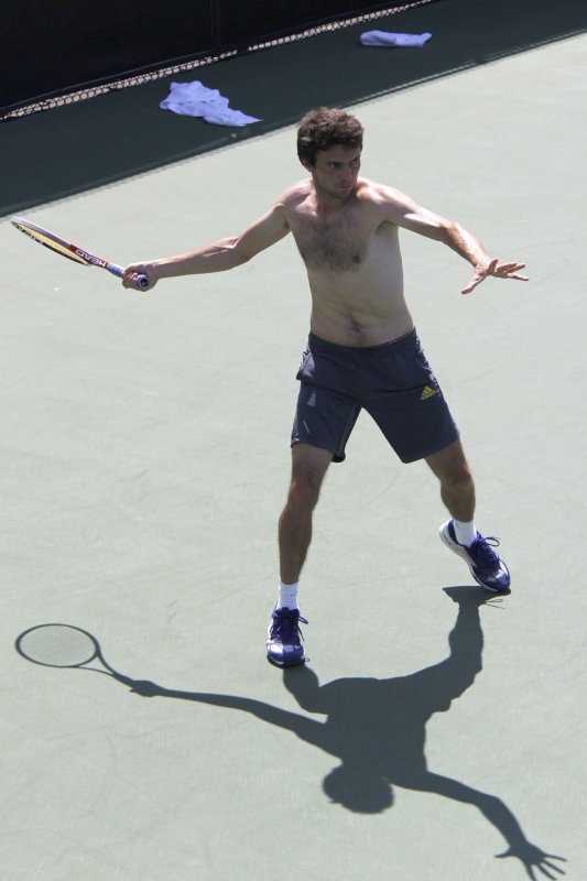 Simon (France) and his shadow on the practice court.jpg