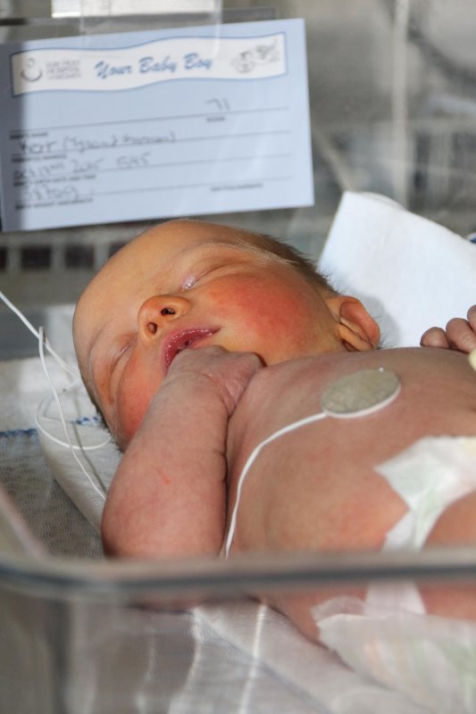 Noah Felix 1 day old Oct 18 15-6.jpg