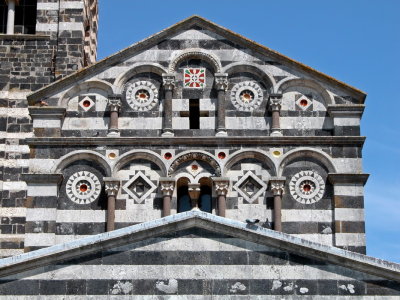 Codrongianos - SS. Trinità di Saccargia - Timpano con bacini ceramici