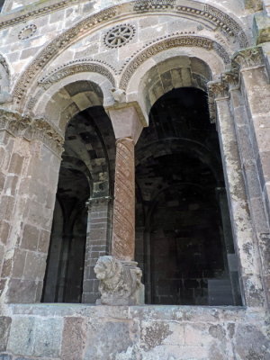 Ozieri - S Antioco di Bisarcio - bifora