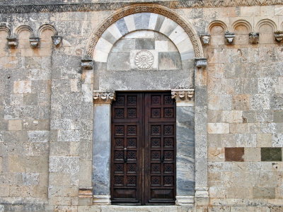 Uta - S. Maria - portale romanico