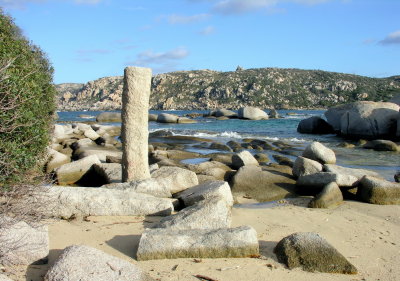 S Teresa - Baia di Santa Reparata  con resti di colonne romane