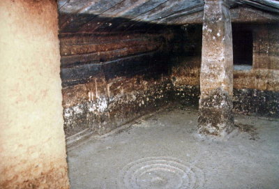 Putifigari - Domos de Monte Siseri  (falsa porta - focolare - pilastro e tetto con travi in rilievo)