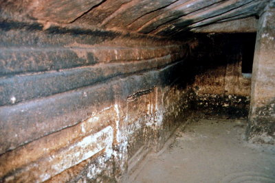 Putifigari - Domos de Monte Siseri (sulla sn. la falsa porta sormontata da protomi taurine)