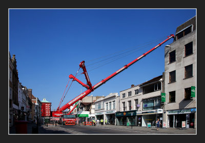 A 350-tonne Mobile crane with a 64m Telescopic boom