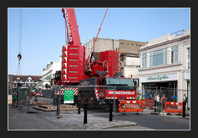 A 350-tonne Mobile crane with a 64m Telescopic boom