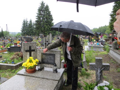 Henryk pointing out Great Grandparents' Grave