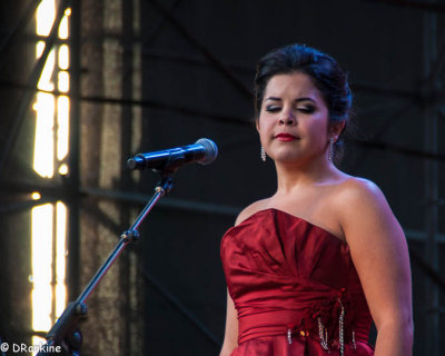 Simone Osborne Sings