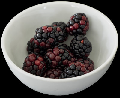 Blackberries in a white bowl