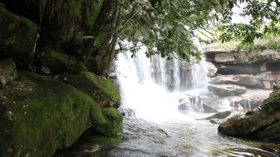 one of the hundreds of waterfalls...