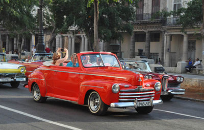 Old US cars zooming down the Prado