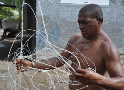 Tricky untangling of fishing line under way