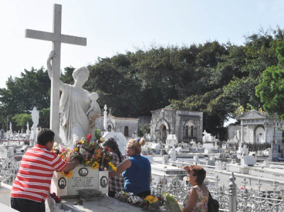 Paying respect to Amelia at Cemetaria Colon