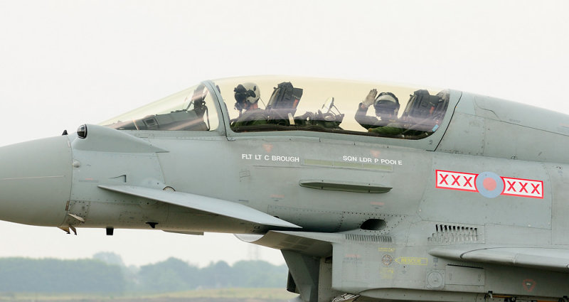 De squadron leader zwaait enthousiast