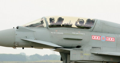 De squadron leader zwaait enthousiast