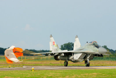 Slowaakse Mig-29 met remparachute